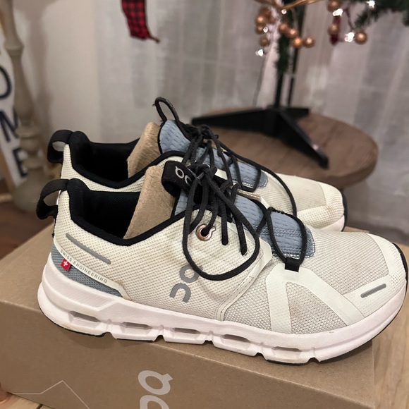 On Running Other - On cloud running kids size US 3.5 minor wear clean soles . Clean inside/out